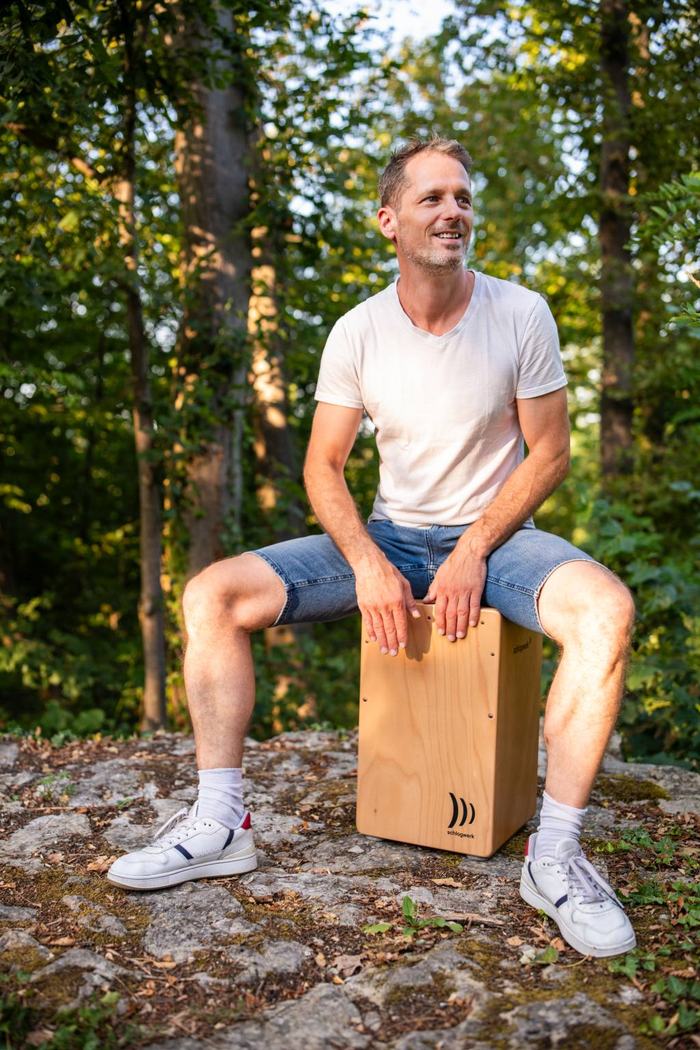 Benni von Free Range Chicks auf dem Cajon